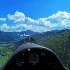 Flugwegposition um 09:32:45: Aufgenommen in der Nähe von Gemeinde Kirchdorf in Tirol, Österreich in 876 Meter